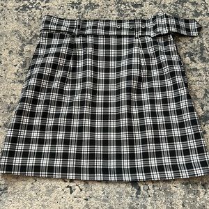 Black/white plaid H&M skirt